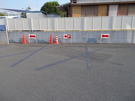駐車場への道標