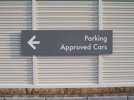 駐車場への道標
