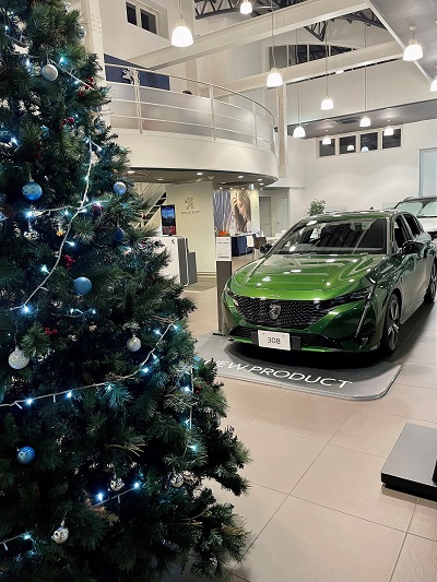クリスマスツリーの飾りつけ
