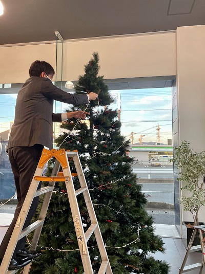 クリスマスツリーの飾りつけ